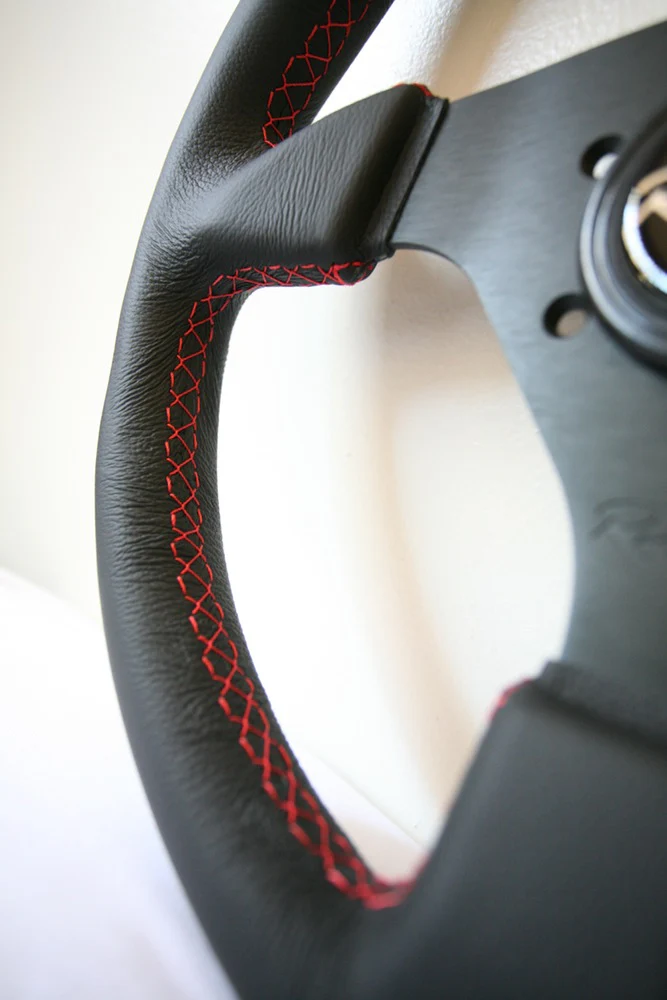 Renown Clubsport Rosso Steering Wheel - Red Stitching - Image 3