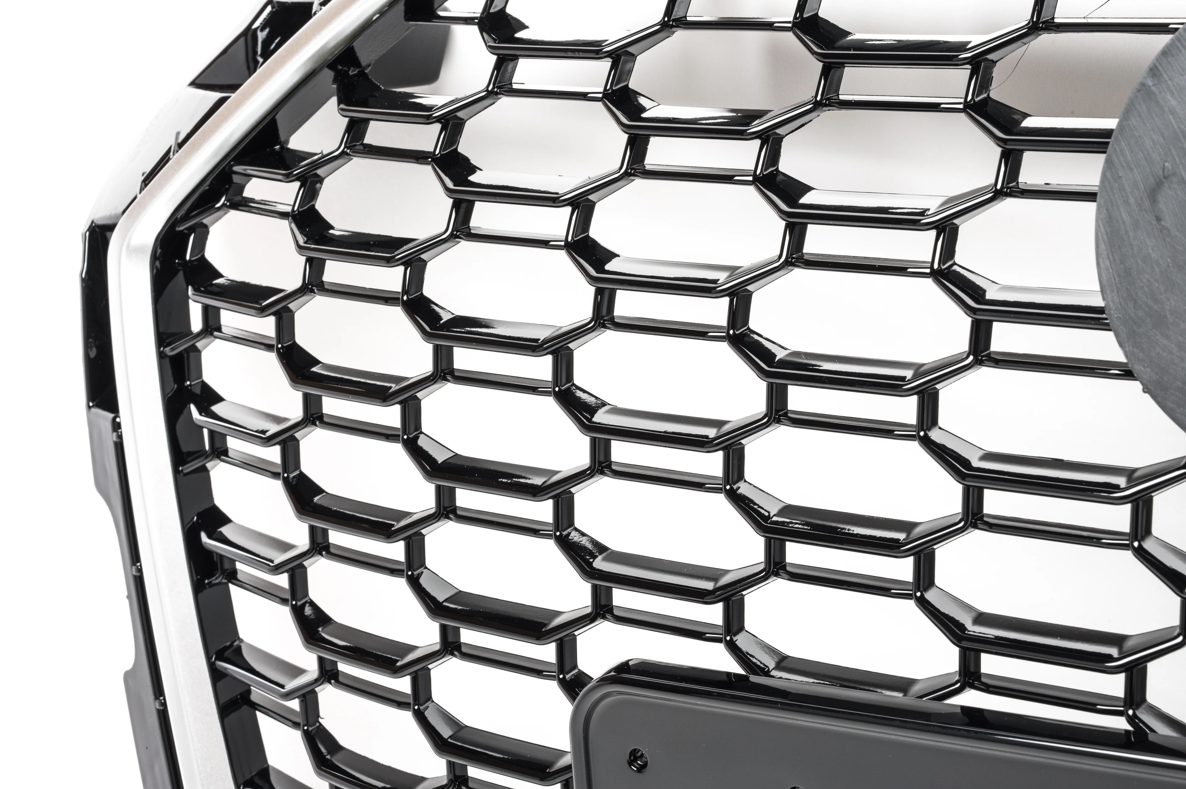 RS-Style Grille for 8W A5/S5/RS5 - Black with Silver Frame - Black Quattro - Image 2